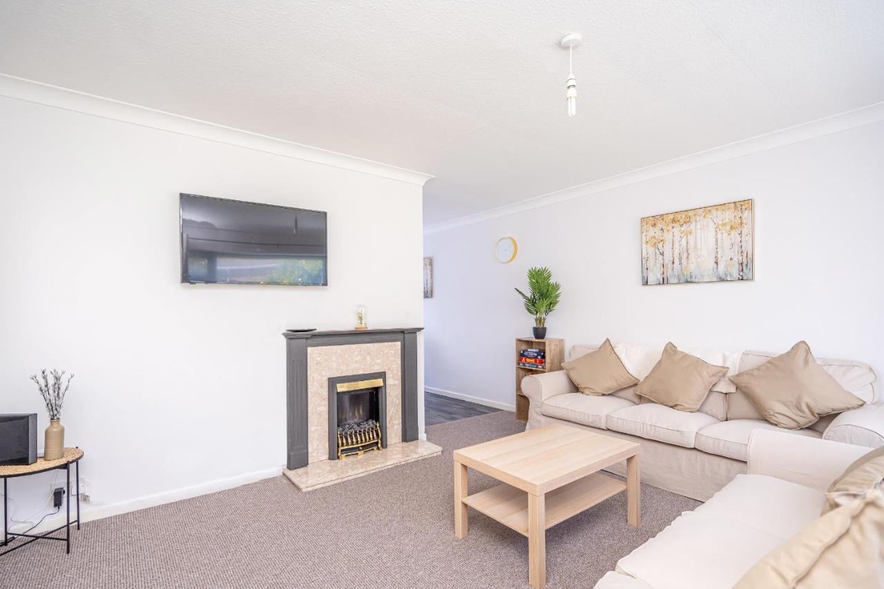 Spacious 5 Bedroom House - Sleeps 7 - 3-Car Driveway - Work - Leisure Wolverhampton Exteriér fotografie