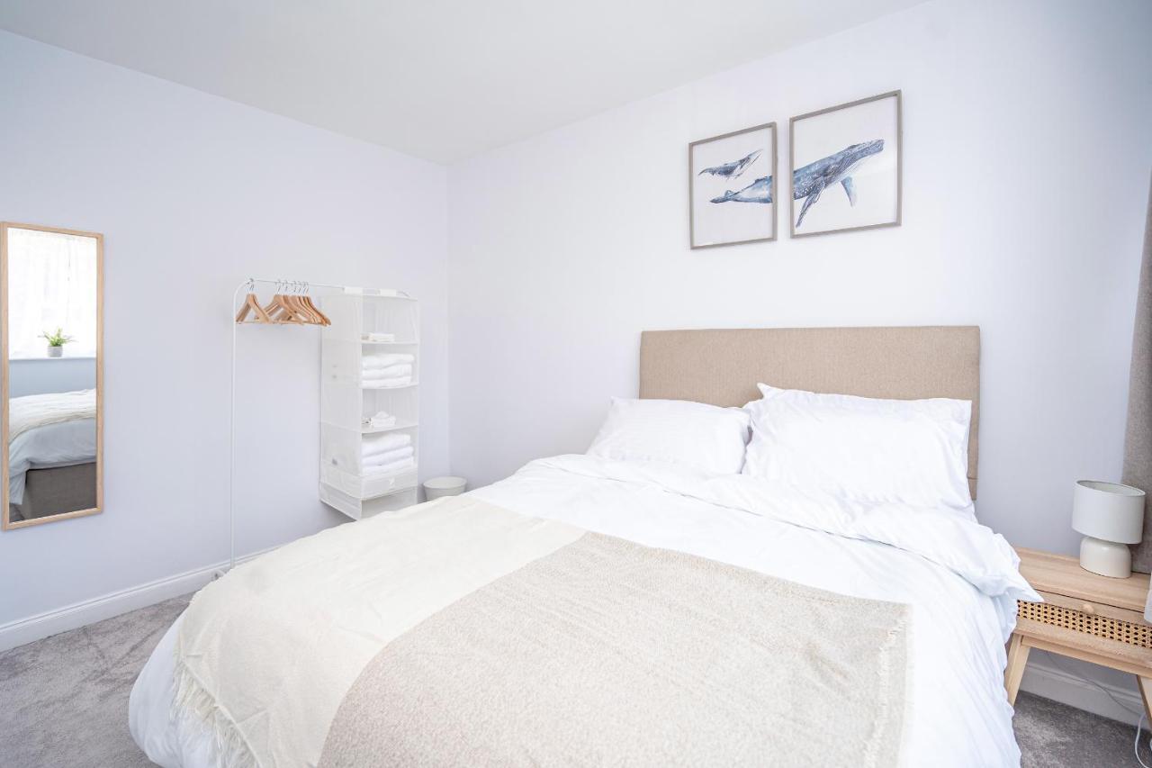 Spacious 5 Bedroom House - Sleeps 7 - 3-Car Driveway - Work - Leisure Wolverhampton Exteriér fotografie